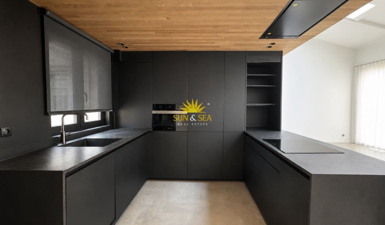 Penthouse de 2 chambres à louer à Alicante ville - 2 000 € (Ref: 10136554)