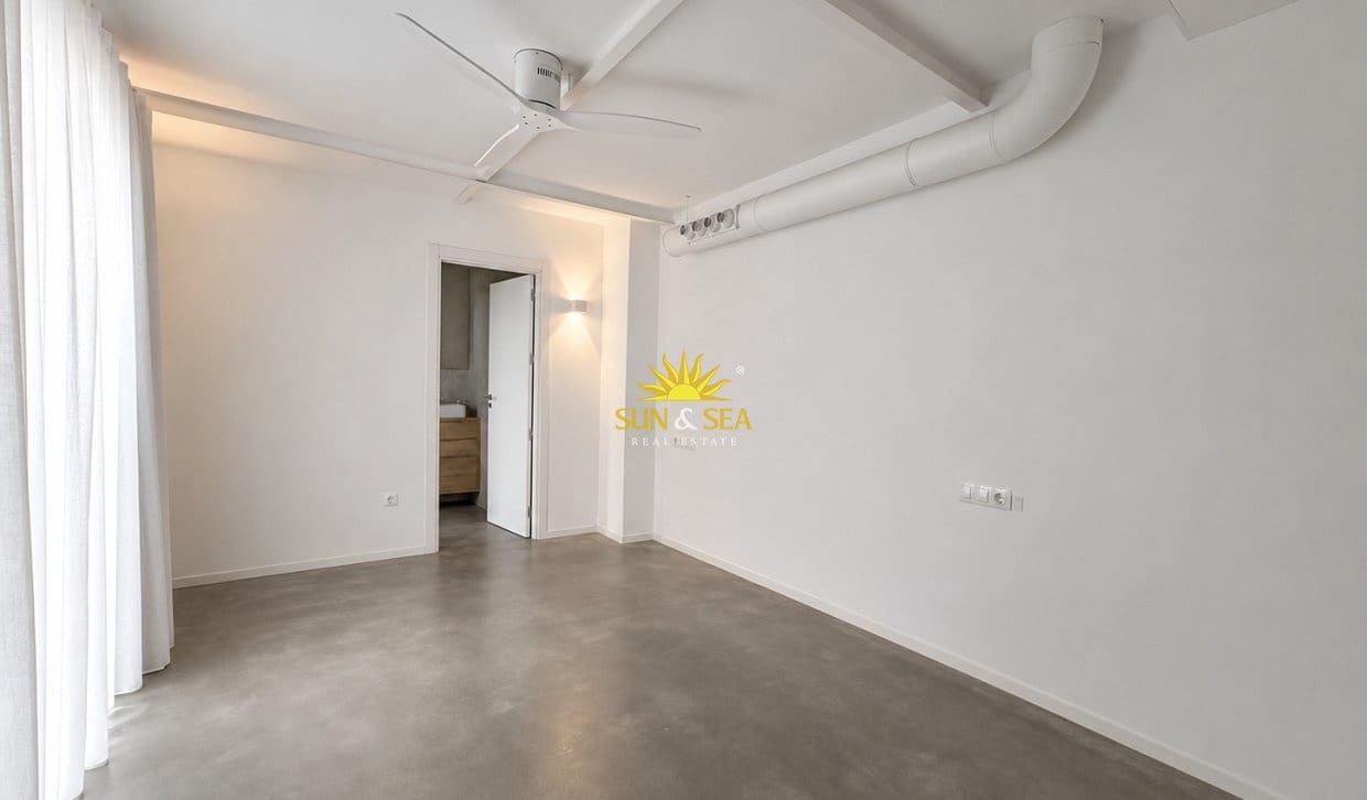Penthouse de 2 chambres à louer à Alicante ville - 2 000 € (Ref: 10136554)
