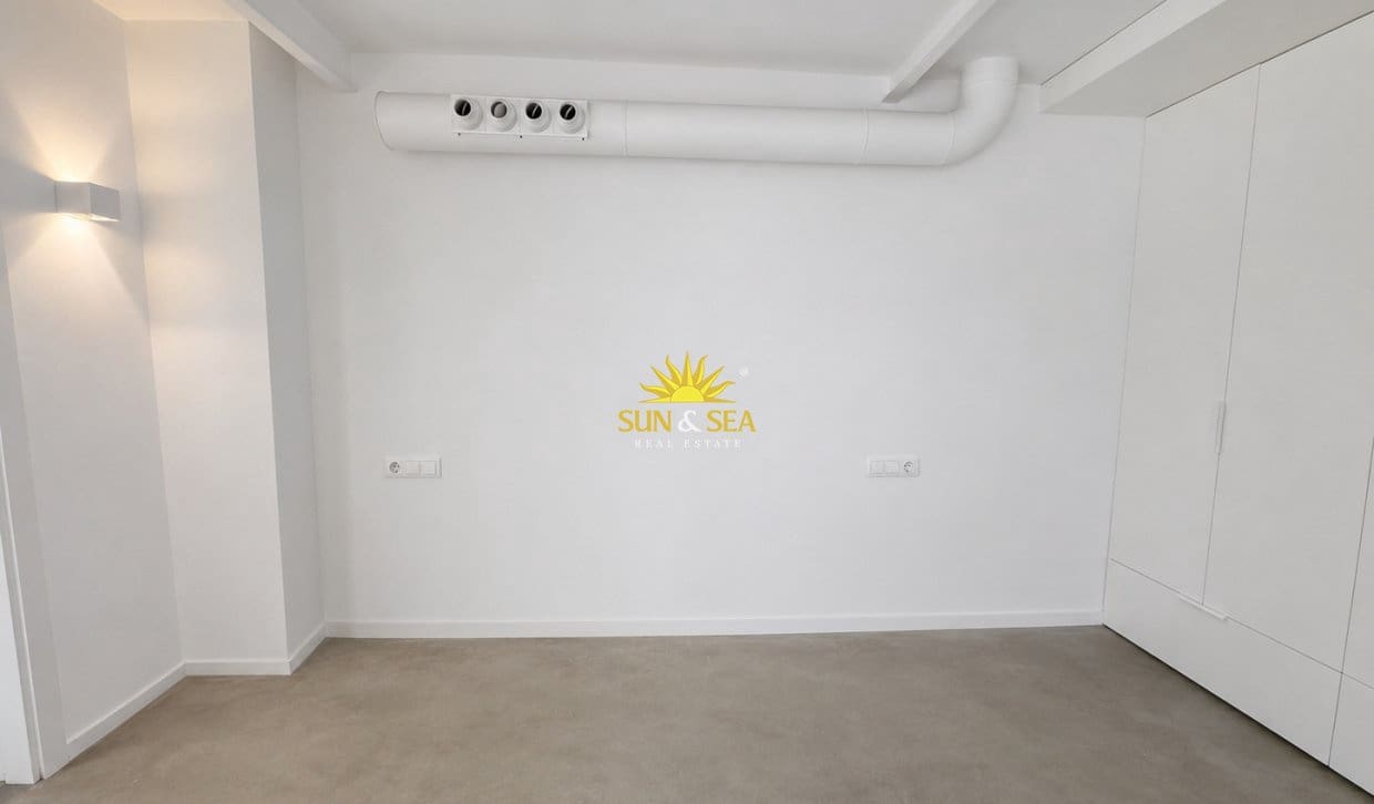 Penthouse de 2 chambres à louer à Alicante ville - 2 000 € (Ref: 10136554)
