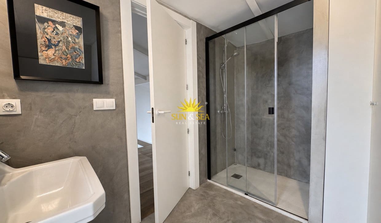 Penthouse de 2 chambres à louer à Alicante ville - 2 000 € (Ref: 10136554)