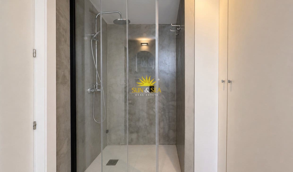 Penthouse de 2 chambres à louer à Alicante ville - 2 000 € (Ref: 10136554)