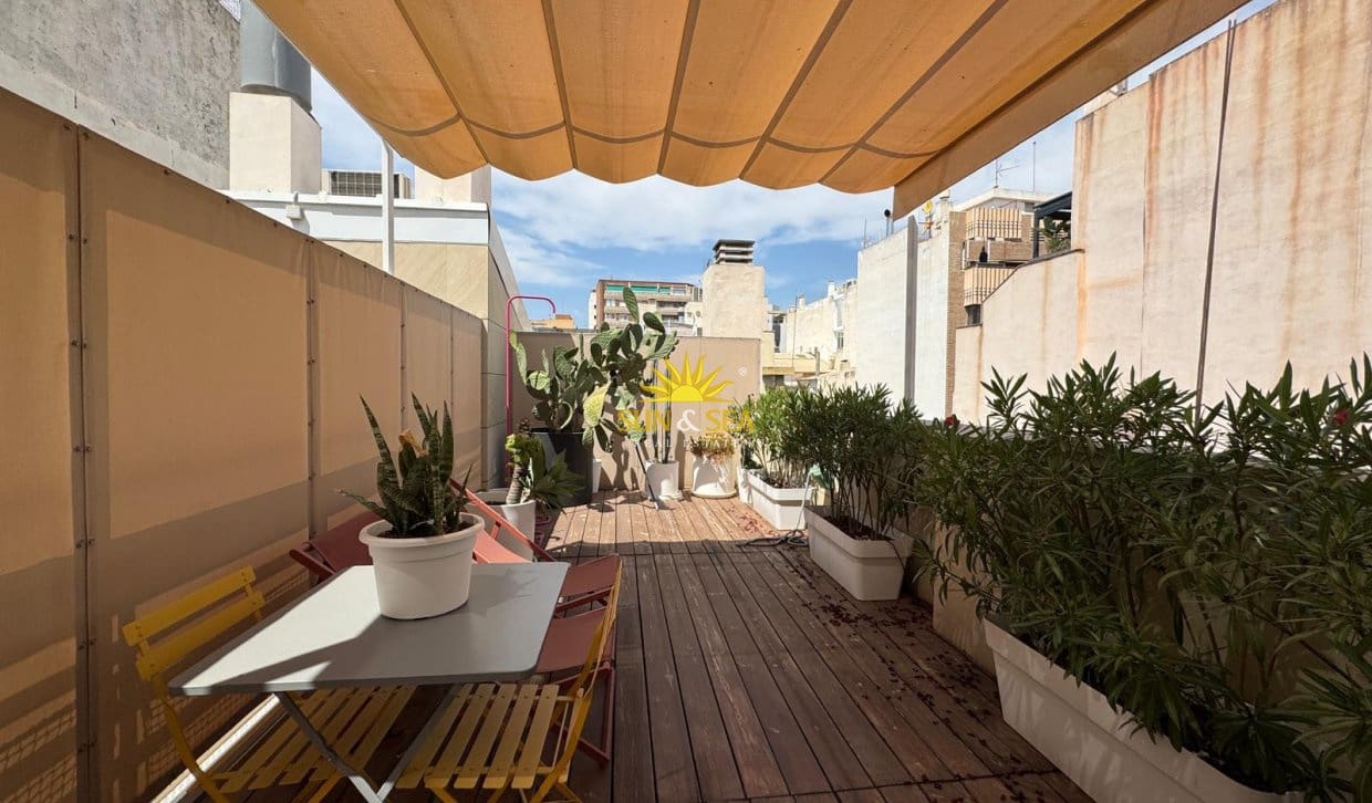 Penthouse de 2 chambres à louer à Alicante ville - 2 000 € (Ref: 10136554)