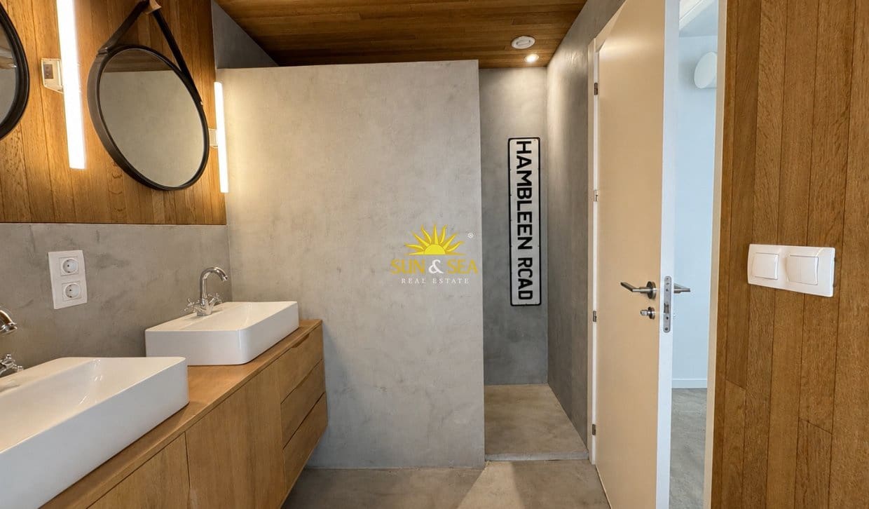 Penthouse de 2 chambres à louer à Alicante ville - 2 000 € (Ref: 10136554)