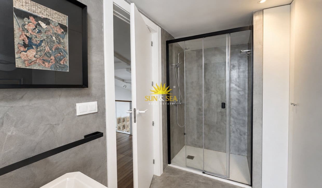 Penthouse de 2 chambres à louer à Alicante ville - 2 000 € (Ref: 10136554)