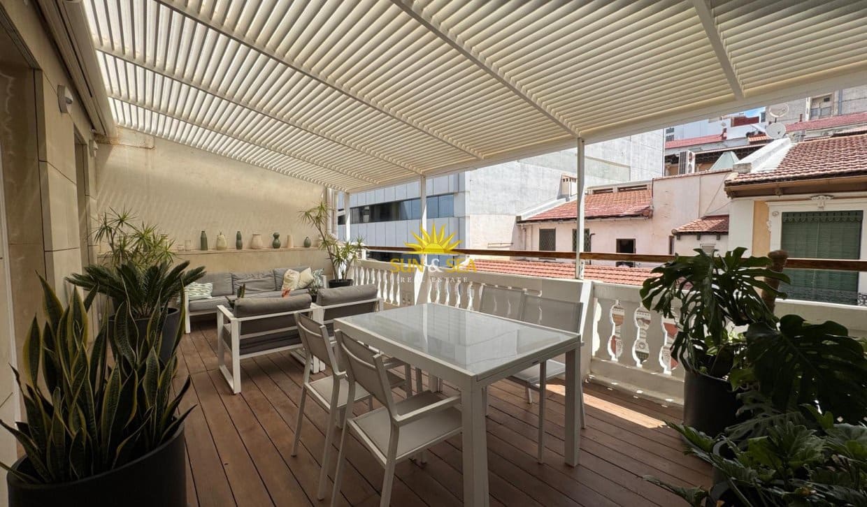 Penthouse de 2 chambres à louer à Alicante ville - 2 000 € (Ref: 10136554)