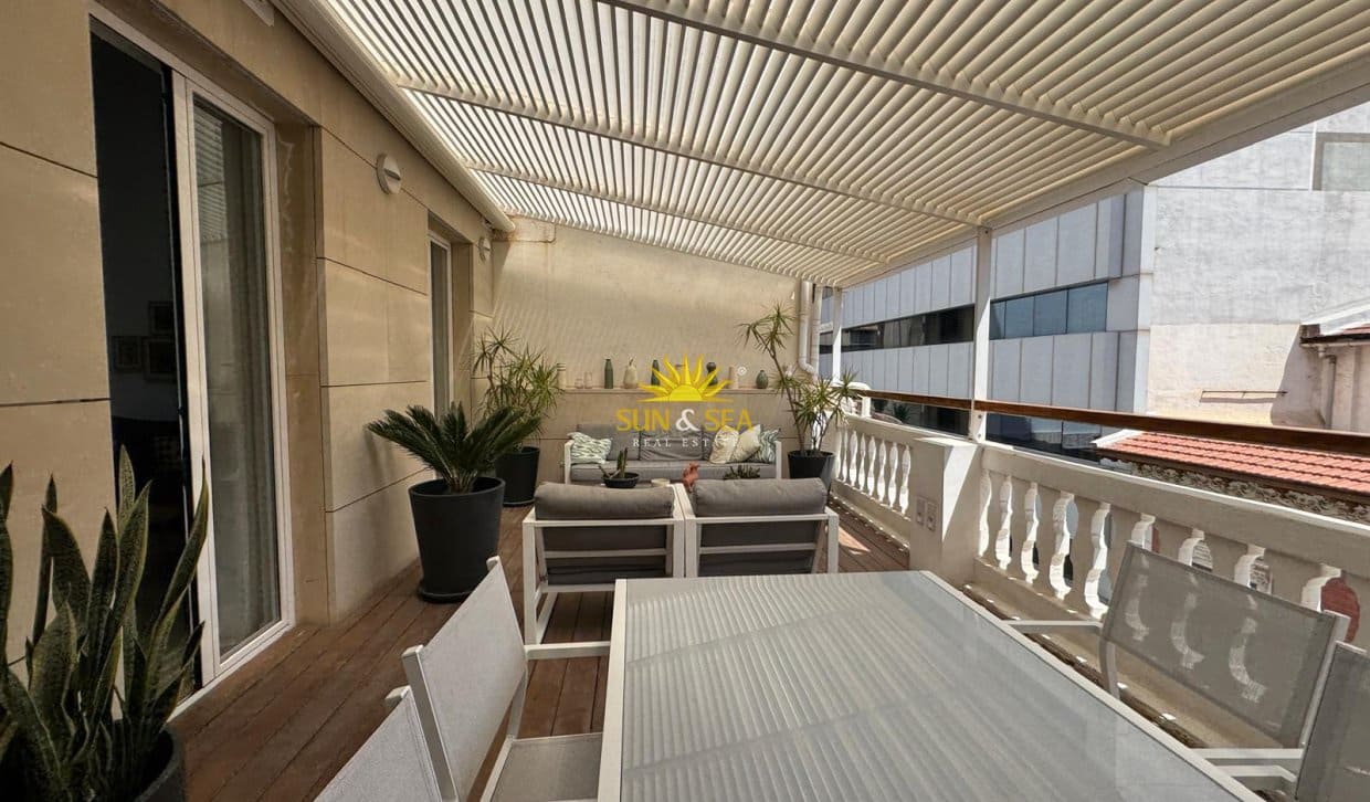 Penthouse de 2 chambres à louer à Alicante ville - 2 000 € (Ref: 10136554)