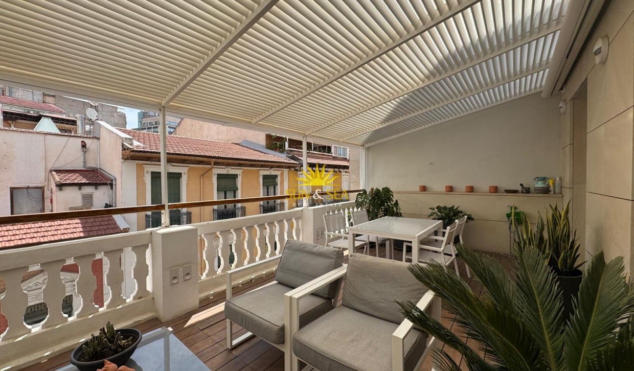Penthouse de 2 chambres à louer à Alicante ville - 2 000 € (Ref: 10136554)