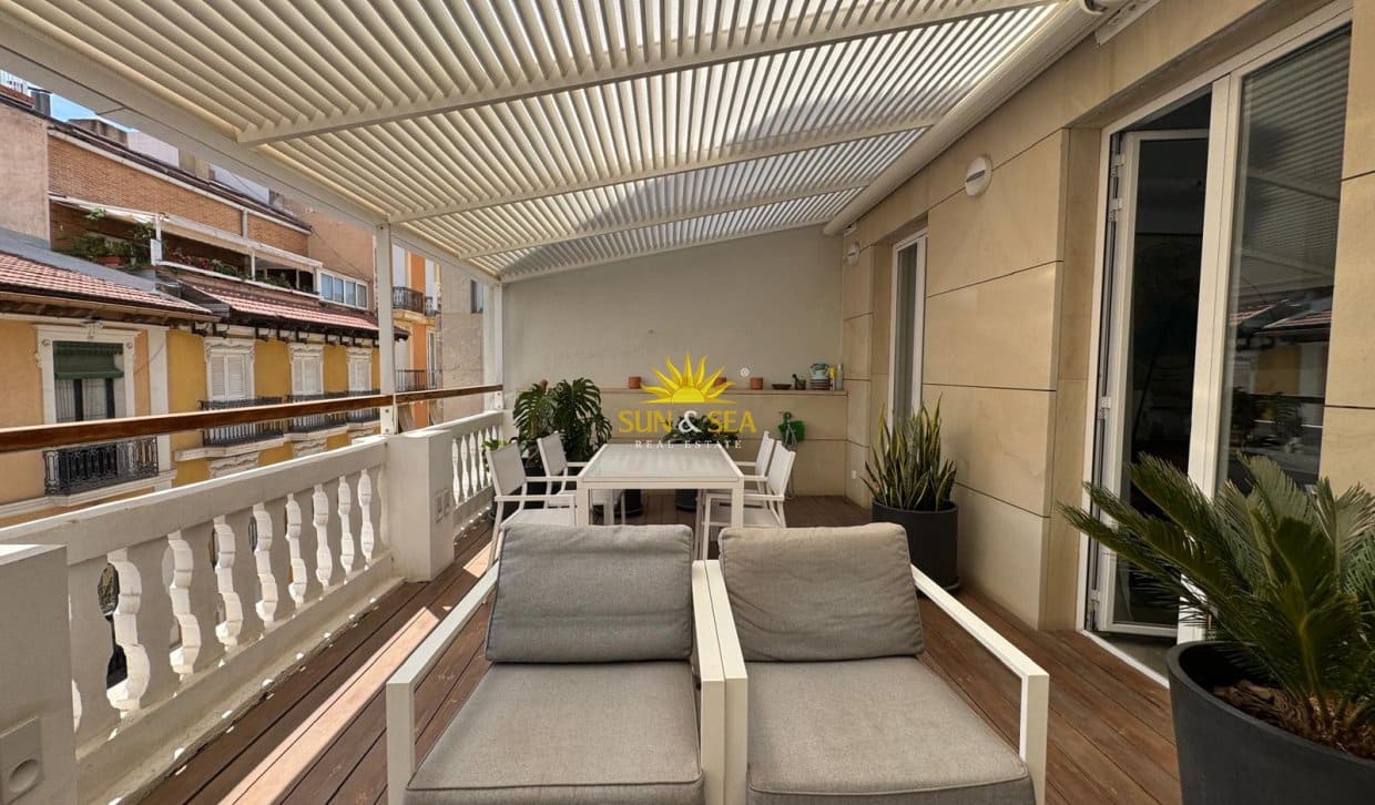 Penthouse de 2 chambres à louer à Alicante ville - 2 000 € (Ref: 10136554)
