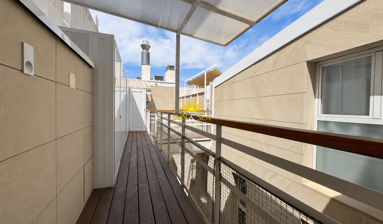 Penthouse de 2 chambres à louer à Alicante ville - 2 000 € (Ref: 10136554)