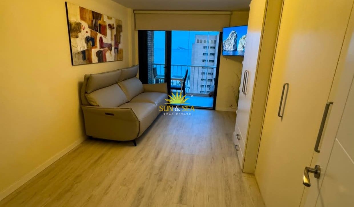 Studio de 1 chambre à louer à Benidorm avec piscine garage - 800 € (Ref: 10145194)
