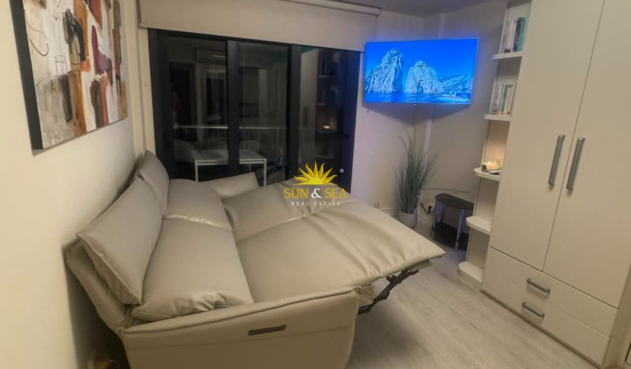 Studio de 1 chambre à louer à Benidorm avec piscine garage - 800 € (Ref: 10145194)