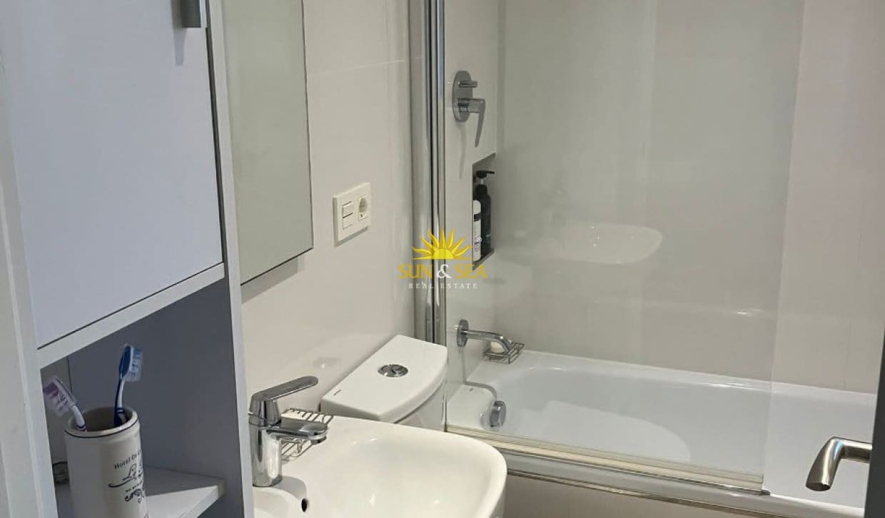 Studio de 1 chambre à louer à Benidorm avec piscine garage - 800 € (Ref: 10145194)