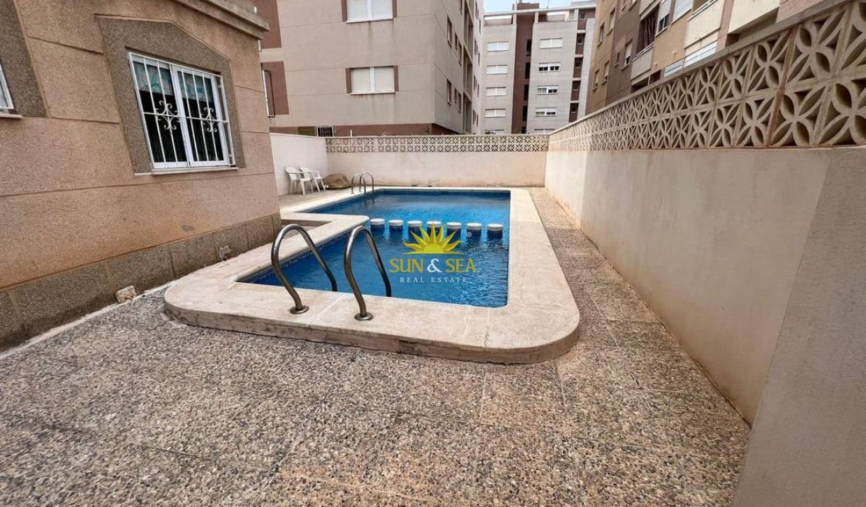 2 sypialnia Apartament na sprzedaż w Torrevieja z basenem - 145 000 € (Ref: 10145341)