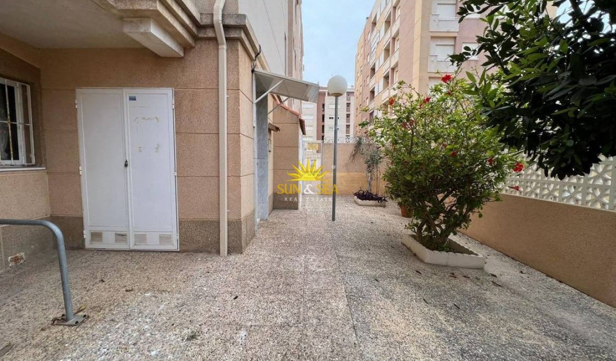 2 sypialnia Apartament na sprzedaż w Torrevieja z basenem - 145 000 € (Ref: 10145341)