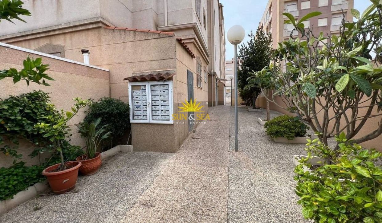 2 sypialnia Apartament na sprzedaż w Torrevieja z basenem - 145 000 € (Ref: 10145341)