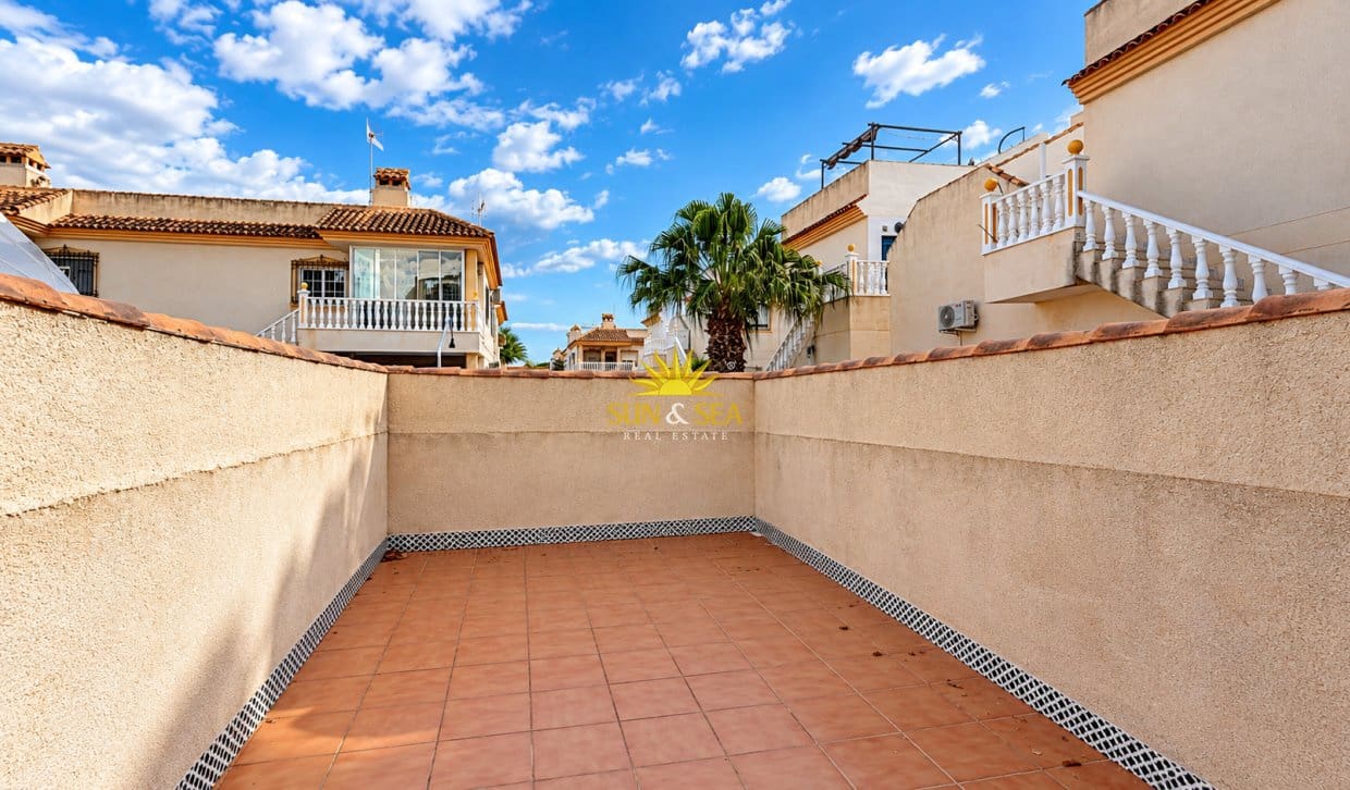 2 slaapkamer Appartement te huur in Torrevieja met garage - € 850 (Ref: 10147941)