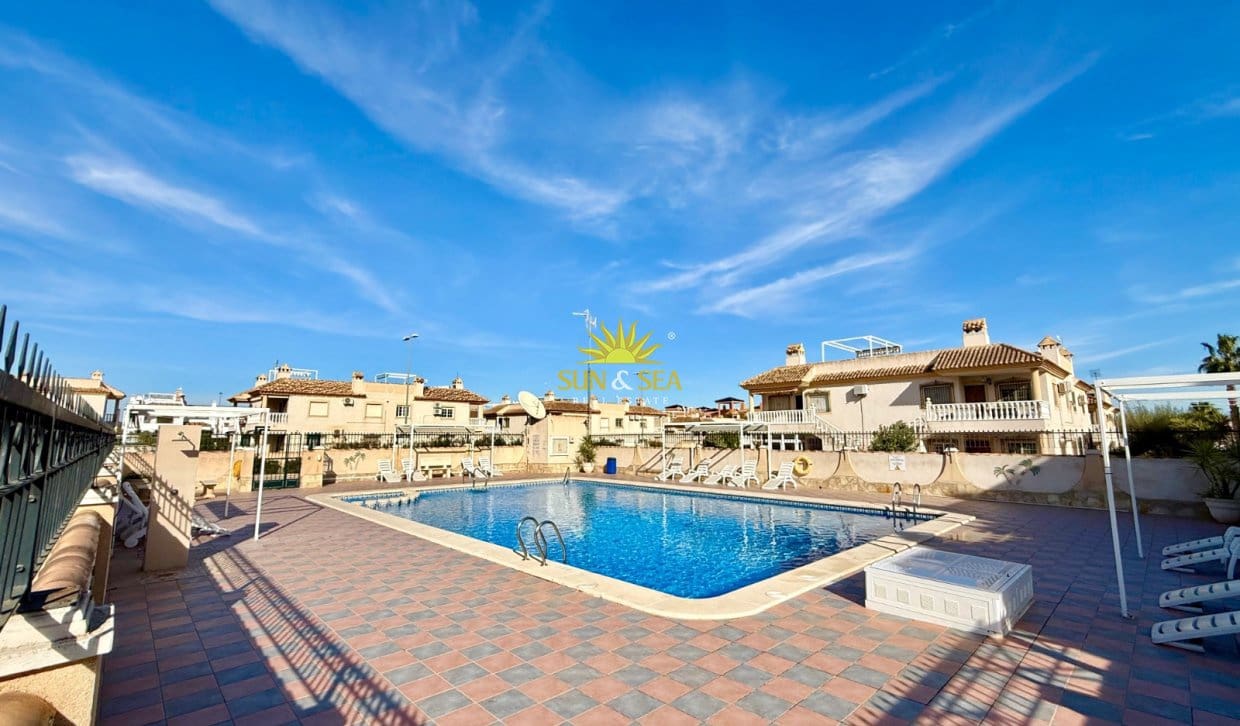 2 slaapkamer Appartement te huur in Torrevieja met garage - € 850 (Ref: 10147941)