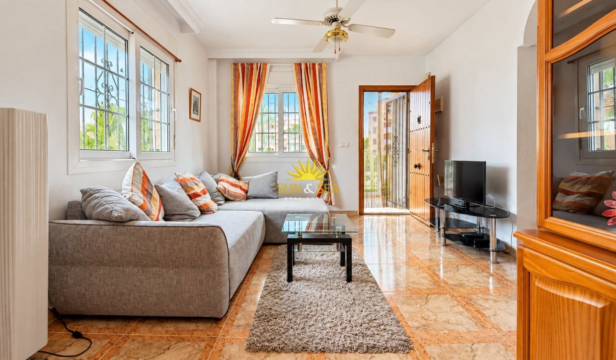 2 slaapkamer Appartement te huur in Torrevieja met garage - € 850 (Ref: 10147941)