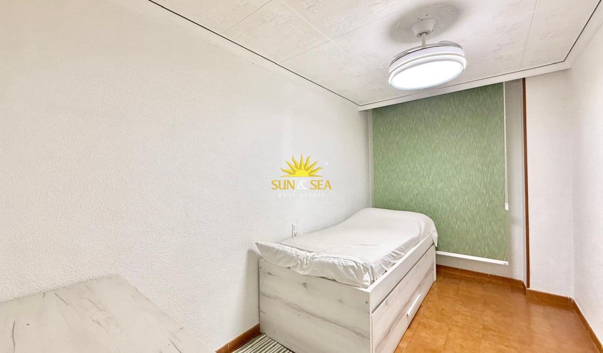 Apartamento de 3 habitaciones en Torrevieja en alquiler vacacional con piscina garaje - 1.000 € (Ref: 10153824)