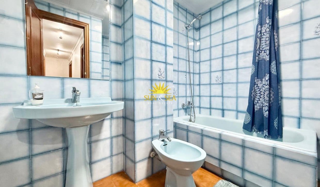 Apartamento de 3 habitaciones en Torrevieja en alquiler vacacional con piscina garaje - 1.000 € (Ref: 10153824)