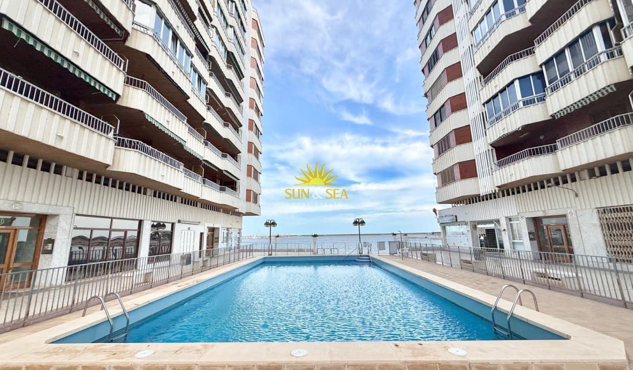 Apartamento de 3 habitaciones en Torrevieja en alquiler vacacional con piscina garaje - 1.000 € (Ref: 10153824)
