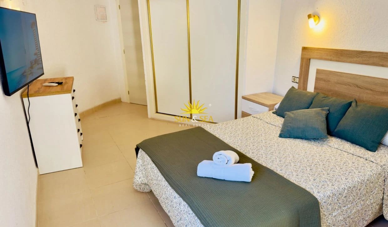 3 soverom Villa til leie i Torrevieja med svømmebasseng garasje - € 1 600 (Ref: 10154114)