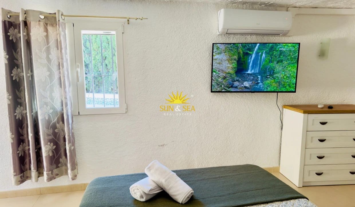 3 soverom Villa til leie i Torrevieja med svømmebasseng garasje - € 1 600 (Ref: 10154114)