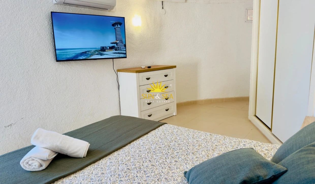 3 soverom Villa til leie i Torrevieja med svømmebasseng garasje - € 1 600 (Ref: 10154114)