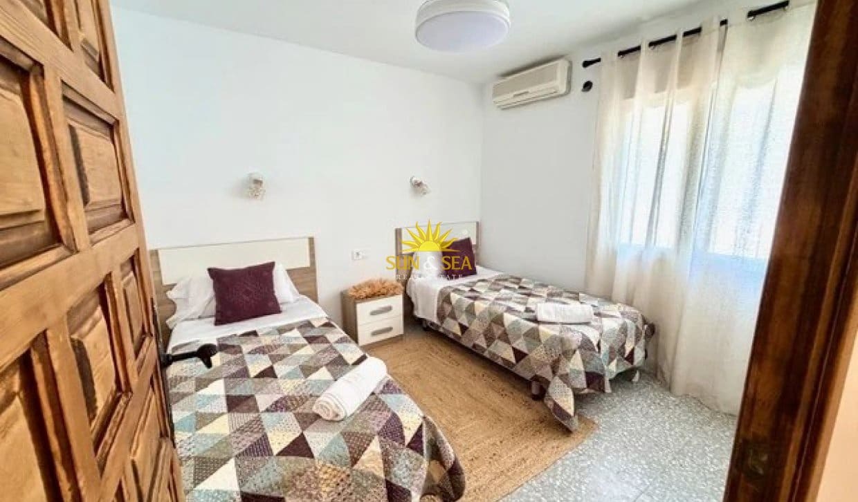 3 soverom Villa til leie i Torrevieja med svømmebasseng garasje - € 1 600 (Ref: 10154114)