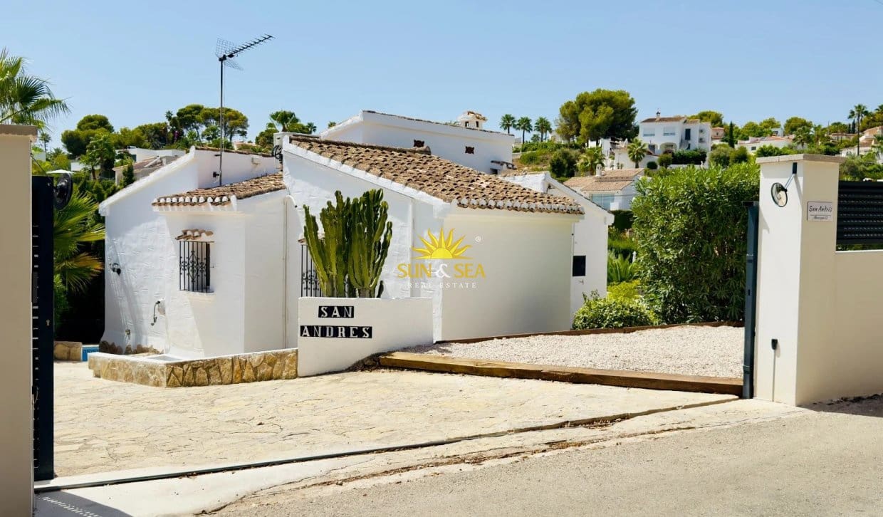 3 soverom Villa til leie i Torrevieja med svømmebasseng garasje - € 1 600 (Ref: 10154114)