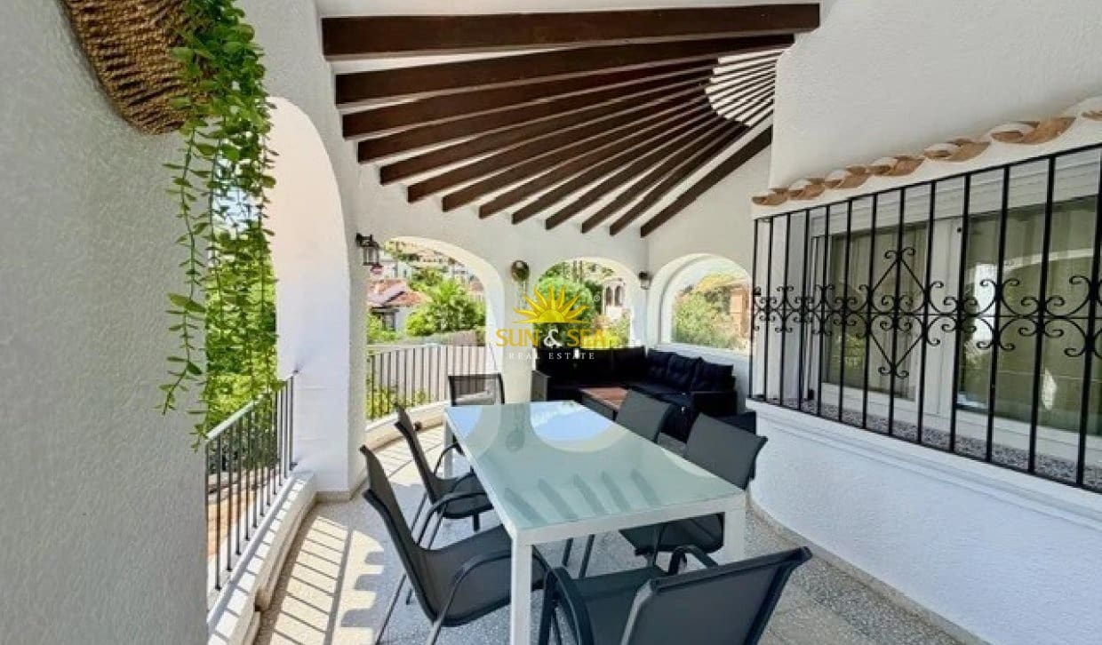3 soverom Villa til leie i Torrevieja med svømmebasseng garasje - € 1 600 (Ref: 10154114)