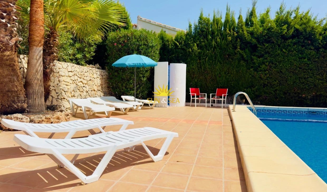 3 soverom Villa til leie i Torrevieja med svømmebasseng garasje - € 1 600 (Ref: 10154114)