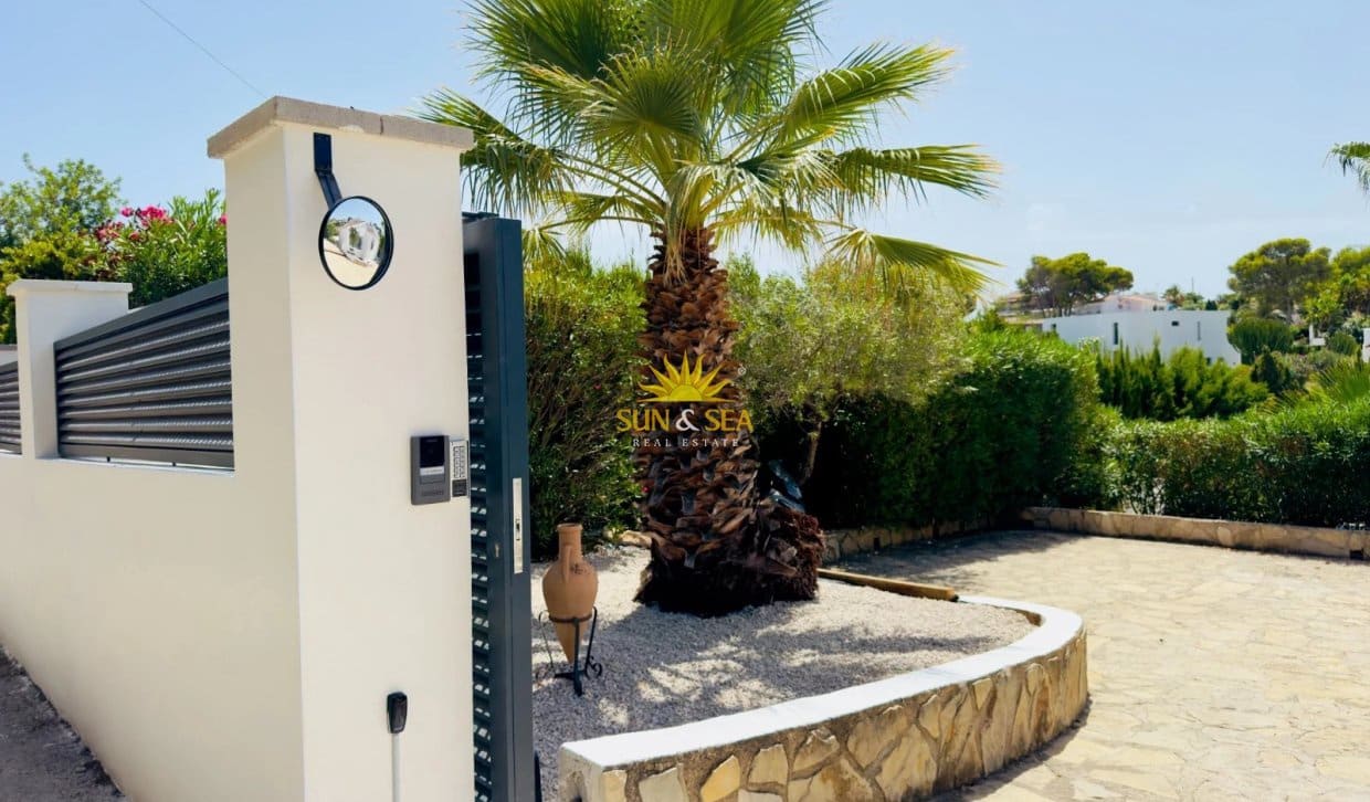 3 soverom Villa til leie i Torrevieja med svømmebasseng garasje - € 1 600 (Ref: 10154114)
