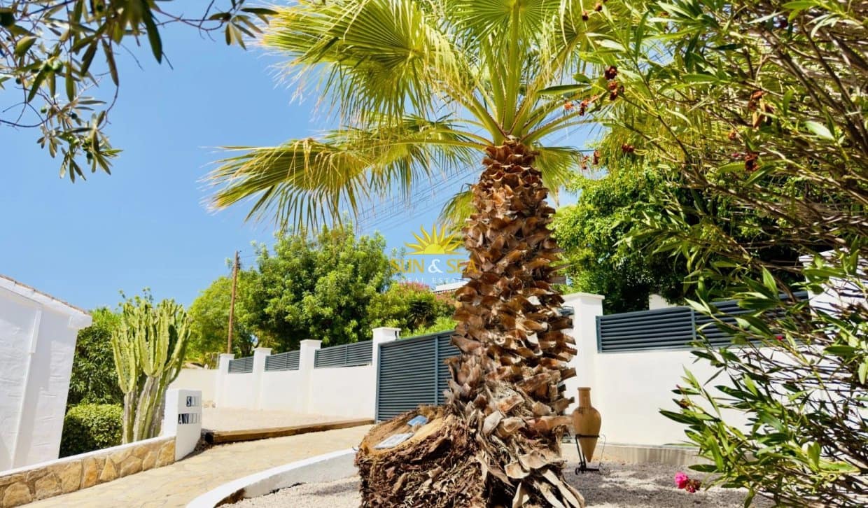 3 soverom Villa til leie i Torrevieja med svømmebasseng garasje - € 1 600 (Ref: 10154114)