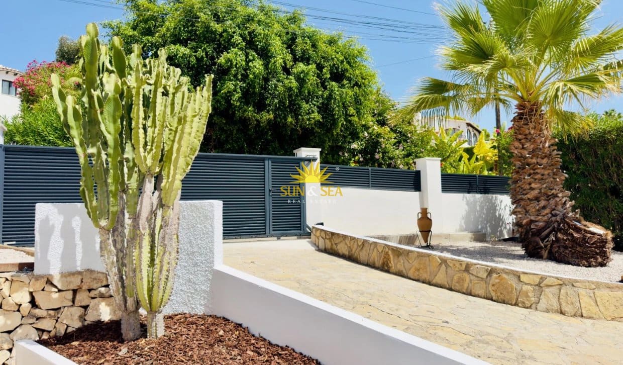 3 soverom Villa til leie i Torrevieja med svømmebasseng garasje - € 1 600 (Ref: 10154114)