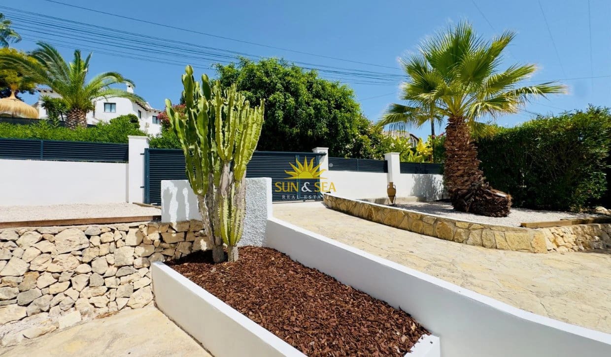 3 soverom Villa til leie i Torrevieja med svømmebasseng garasje - € 1 600 (Ref: 10154114)