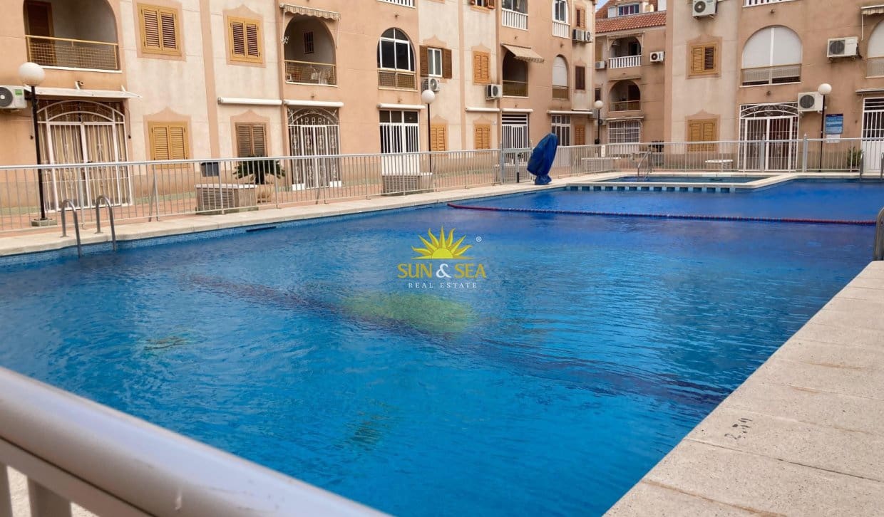 3 sypialnia Apartament na kwatery wakacyjne w Torrevieja z basenem - 750 € (Ref: 10154117)