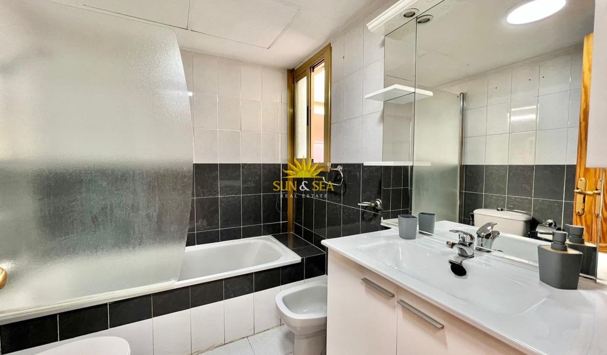 1 makuuhuone Kattohuoneisto myytävänä paikassa Torrevieja mukana uima-altaan - 145 000 € (Ref: 10158122)