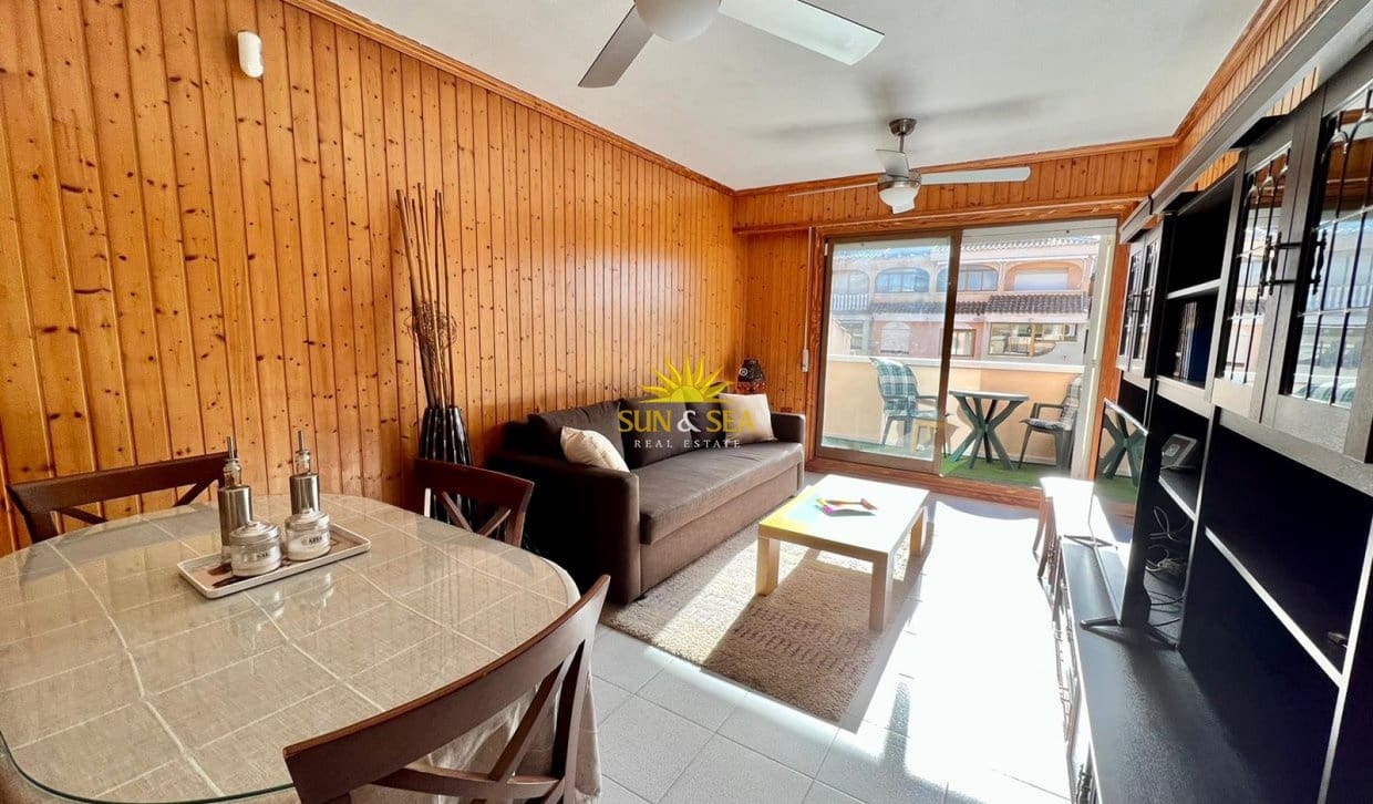 1 makuuhuone Kattohuoneisto myytävänä paikassa Torrevieja mukana uima-altaan - 145 000 € (Ref: 10158122)