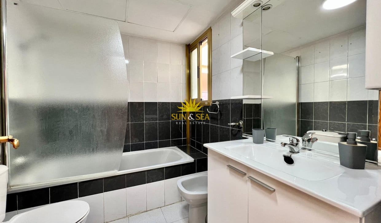 1 makuuhuone Kattohuoneisto myytävänä paikassa Torrevieja mukana uima-altaan - 145 000 € (Ref: 10158122)