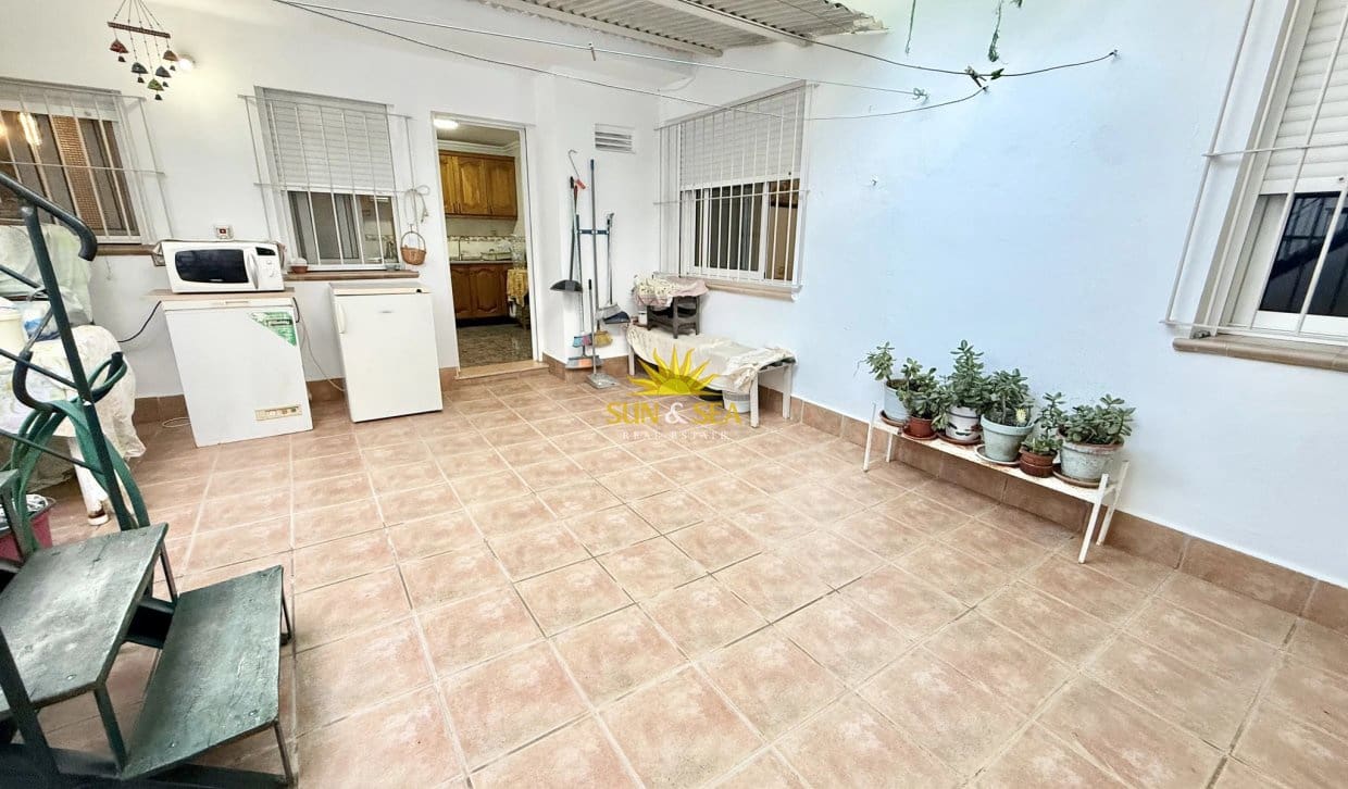 5 bedroom Villa for sale in San Pedro del Pinatar with garage - € 380,000 (Ref: 10158574)