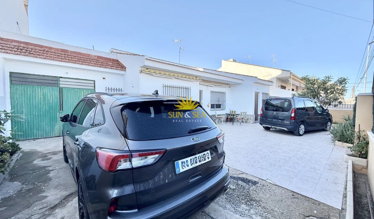 5 bedroom Villa for sale in San Pedro del Pinatar with garage - € 380,000 (Ref: 10158574)