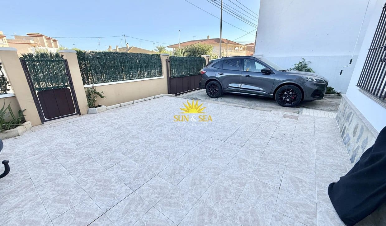 5 bedroom Villa for sale in San Pedro del Pinatar with garage - € 380,000 (Ref: 10158574)