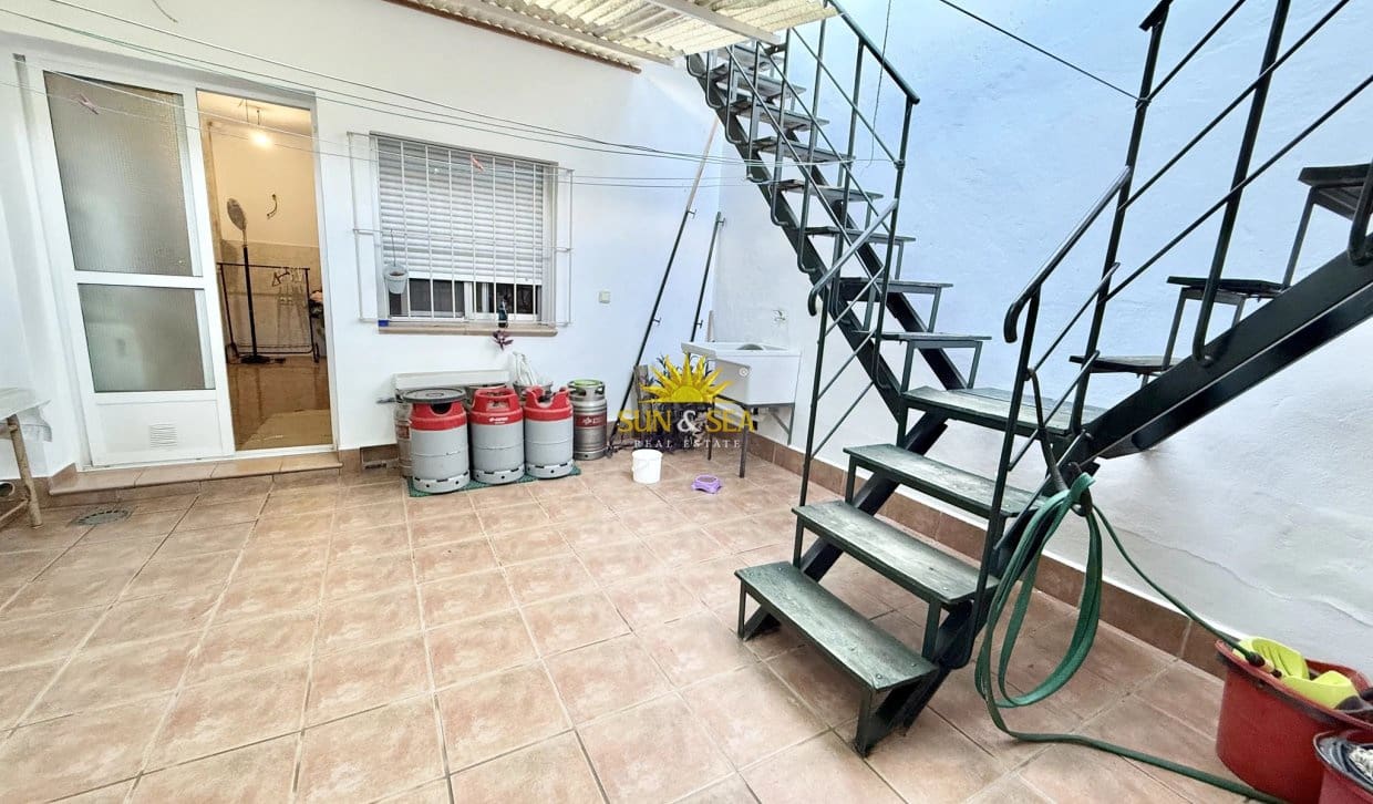 5 bedroom Villa for sale in San Pedro del Pinatar with garage - € 380,000 (Ref: 10158574)