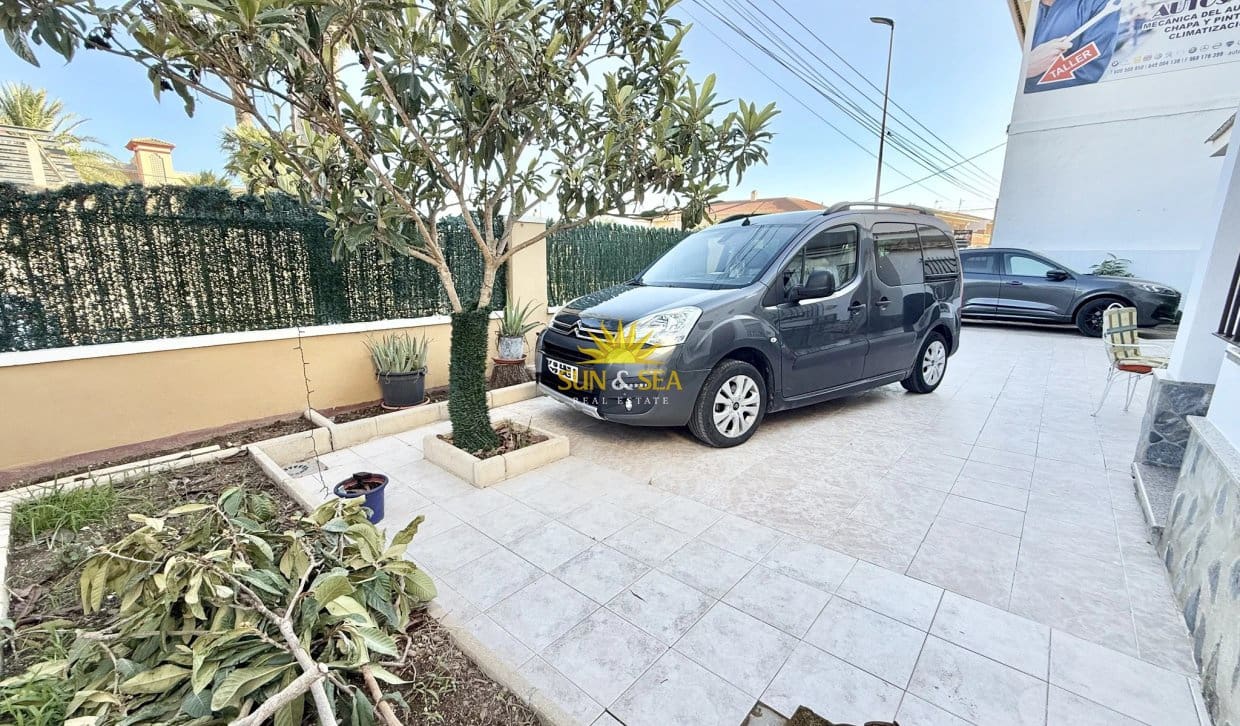5 bedroom Villa for sale in San Pedro del Pinatar with garage - € 380,000 (Ref: 10158574)