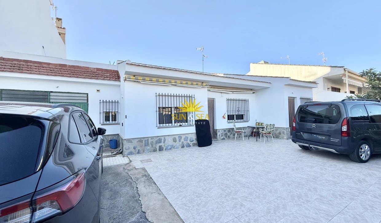 5 bedroom Villa for sale in San Pedro del Pinatar with garage - € 380,000 (Ref: 10158574)