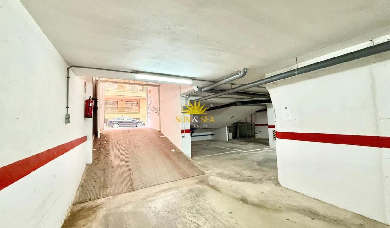 Garage for rent in Torrevieja - € 100 (Ref: 10159979)