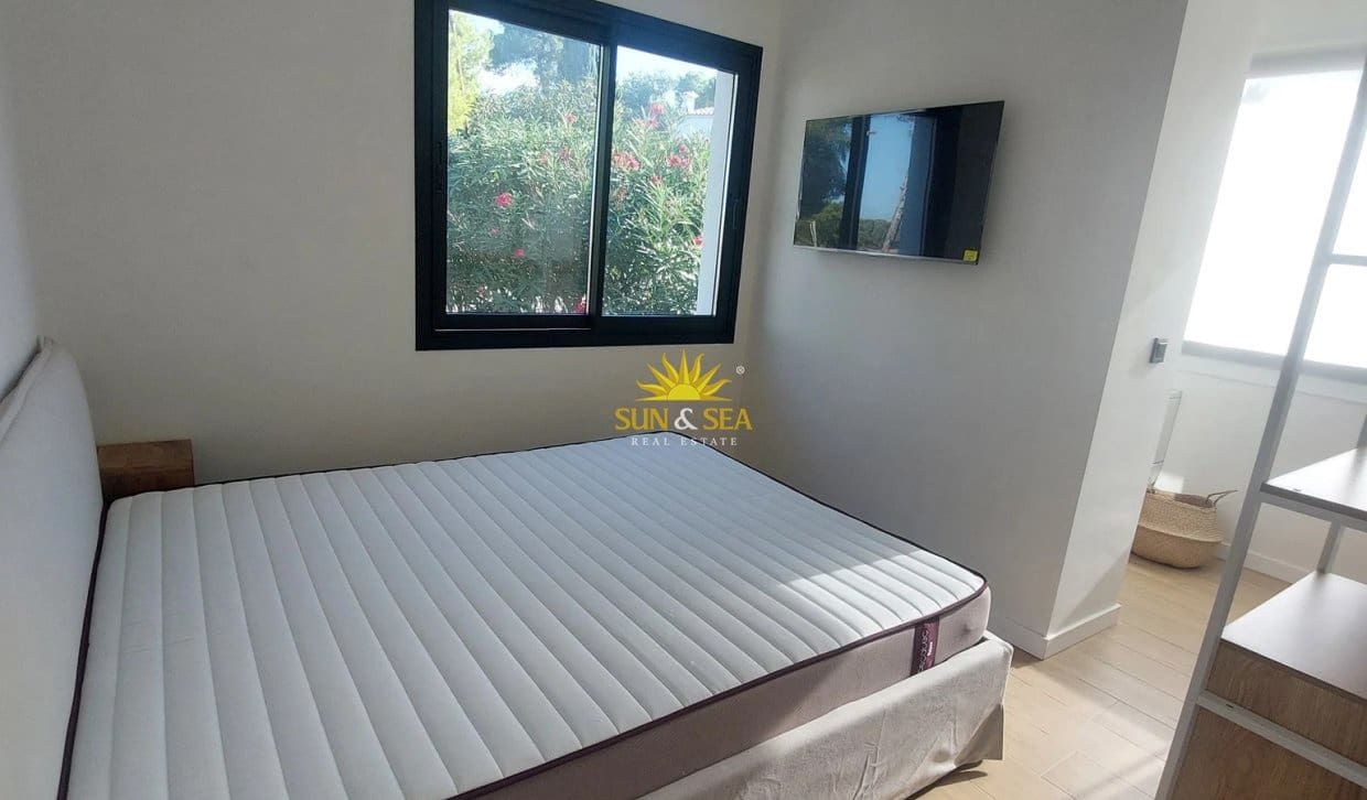 2 soverom Hus til leie i Alicante by med svømmebasseng garasje - € 1 700 (Ref: 10160106)