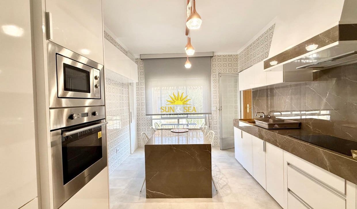 Chalet de 4 habitaciones en La Zenia en alquiler con piscina - 2.900 € (Ref: 10165456)