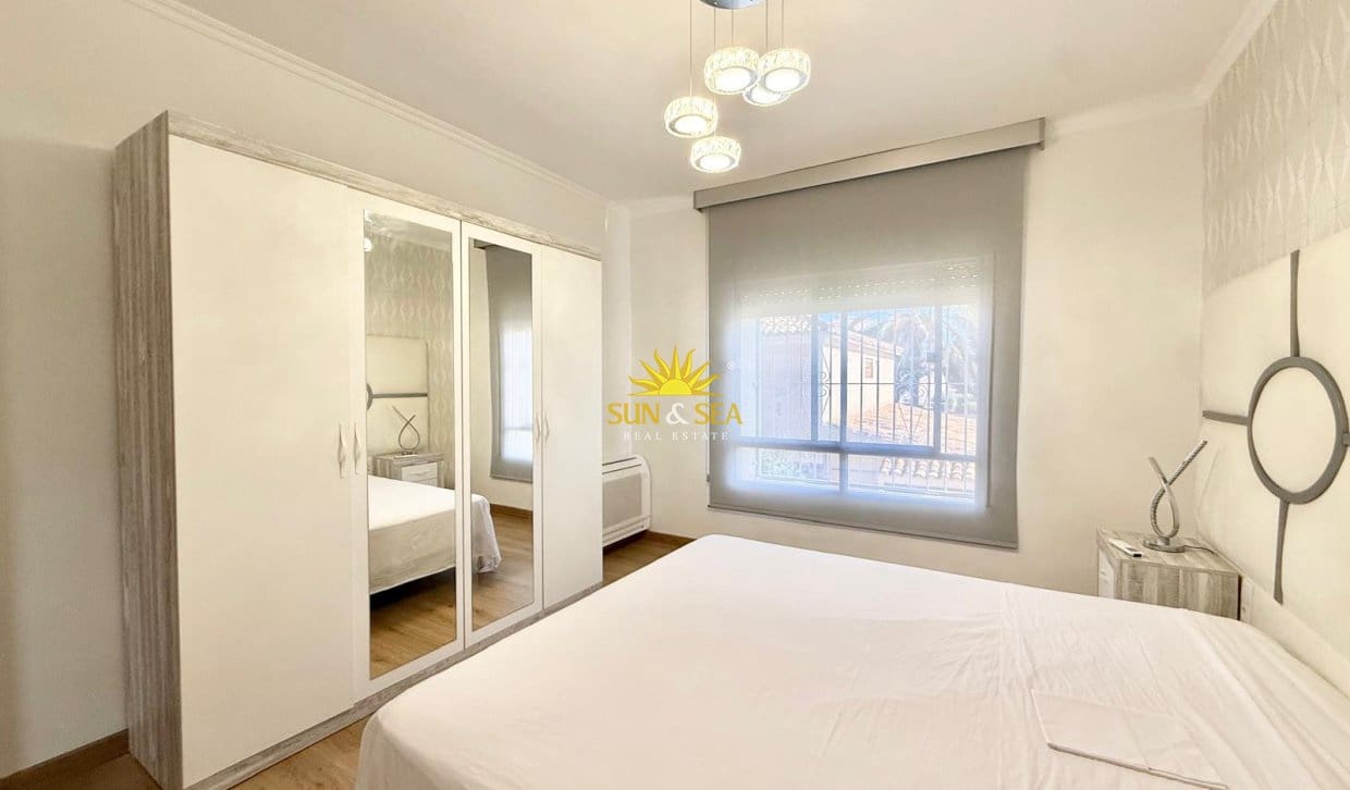Chalet de 4 habitaciones en La Zenia en alquiler con piscina - 2.900 € (Ref: 10165456)